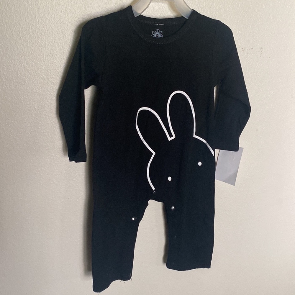 Daisy🐰 long sleeves black snap onesie